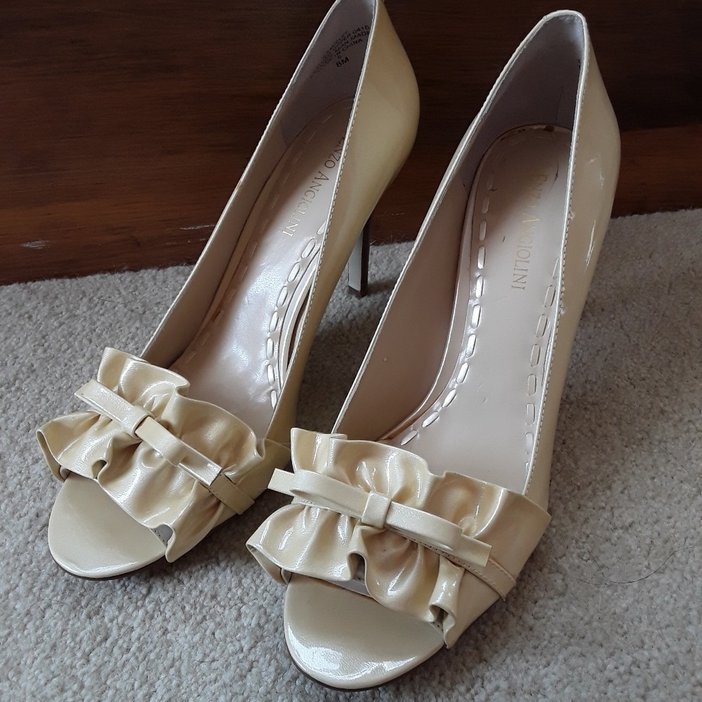 Enzo Angiolini cream/gold ruffle heels 8
